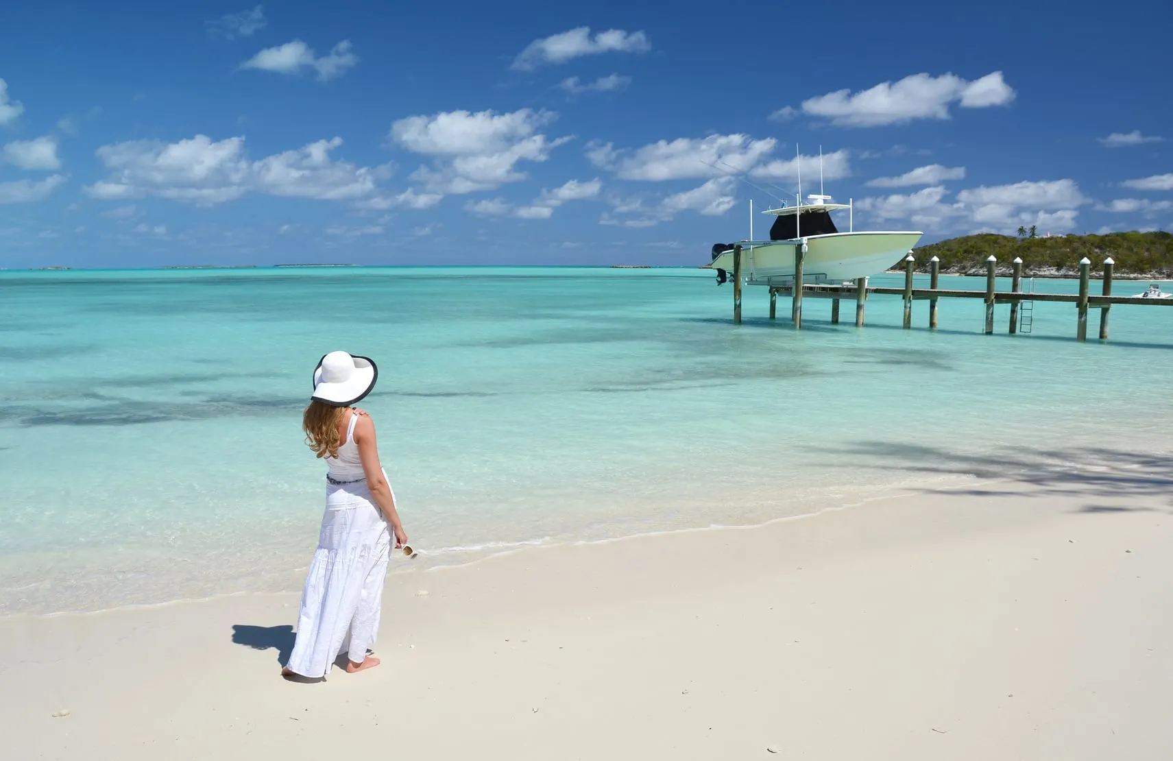 Tropischer Karibik-Strand mit weißem Sand, Palmen und türkisfarbenem Wasser