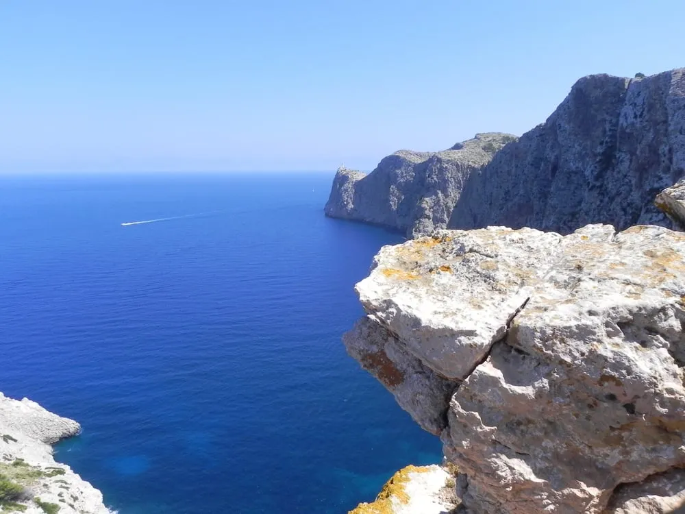 Felsenküste am Cap Formentor auf Mallorca mit Blick auf das westliche Mittelmeer